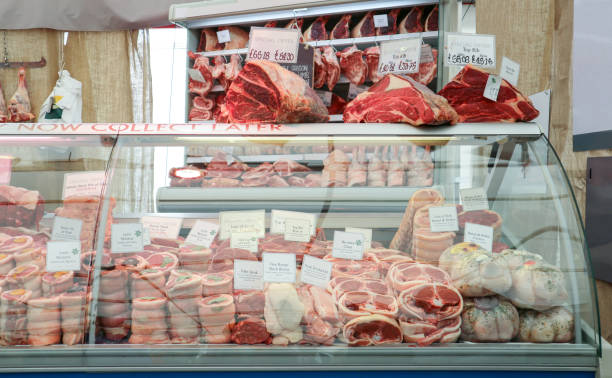 сырое мясо в мясной лавке. - lamb chops стоковые фото и изображения