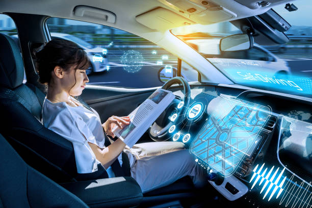 giovane donna che legge una rivista in un'auto a guida autonoma. auto senza conducente. veicolo a guida autonoma. heads up display. tecnologia automobilistica. - auto senza conducente foto e immagini stock