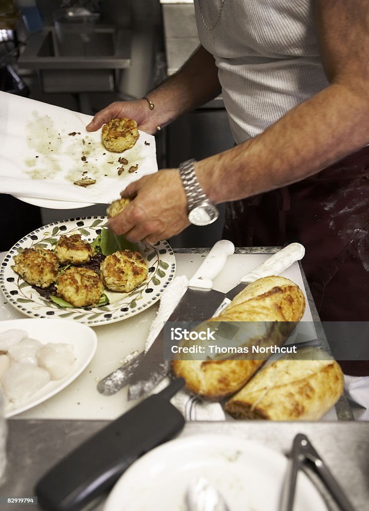 Chef preparing meal at restaurant - Royaltyfri Fisk och skaldjur Bildbanksbilder