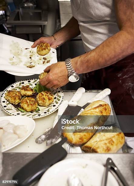 Chef Preparing Meal At Restaurant-foton och fler bilder på Fisk och skaldjur - Fisk och skaldjur, Seattle, 45-49 år