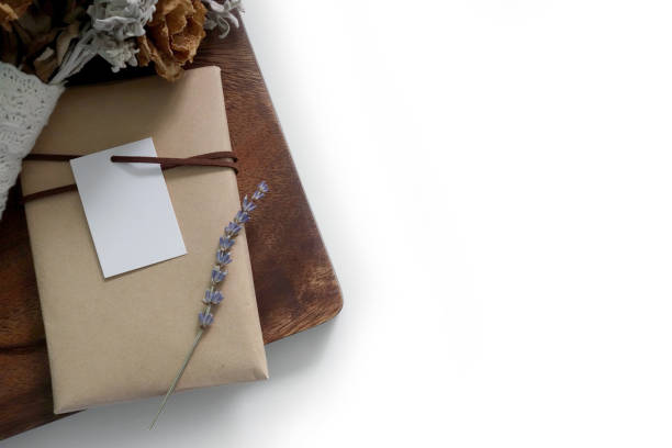 istock prop, wood cutting board, texture, gift, gift box, tag, dry flower 829209932