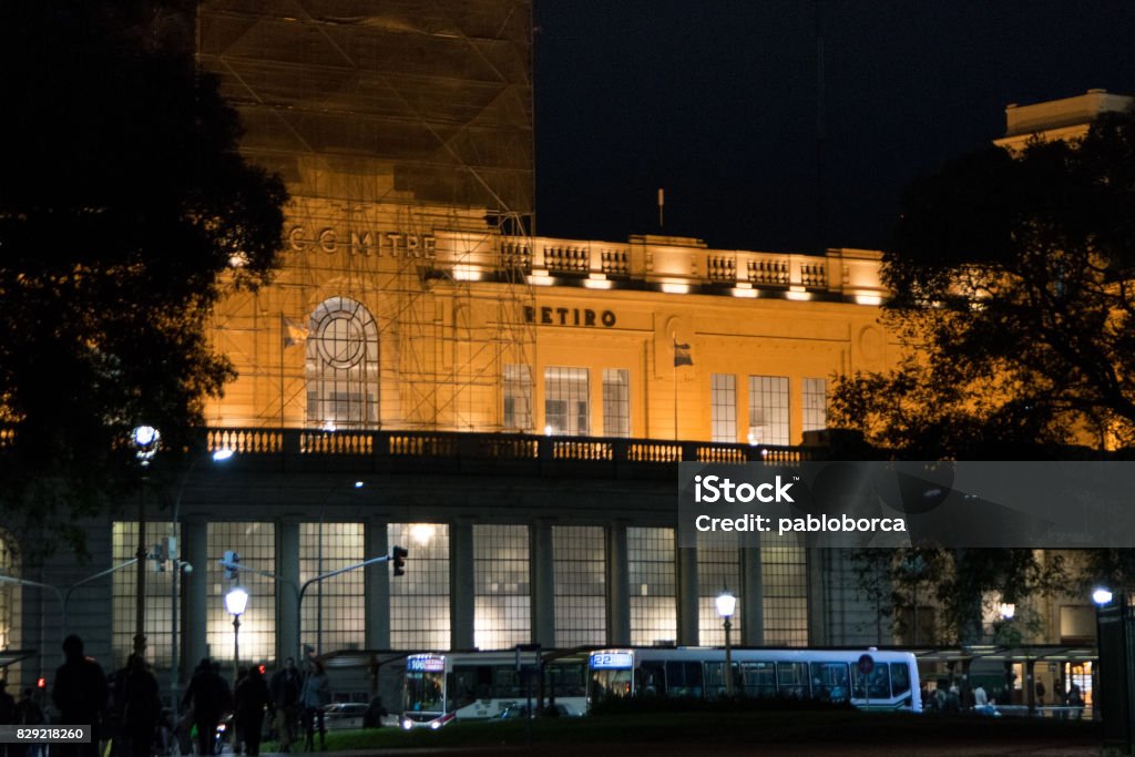 アルゼンチン、ブエノスアイレスの夜レティーロ駅 - アルゼンチンのロイヤリティフリーストックフォト
