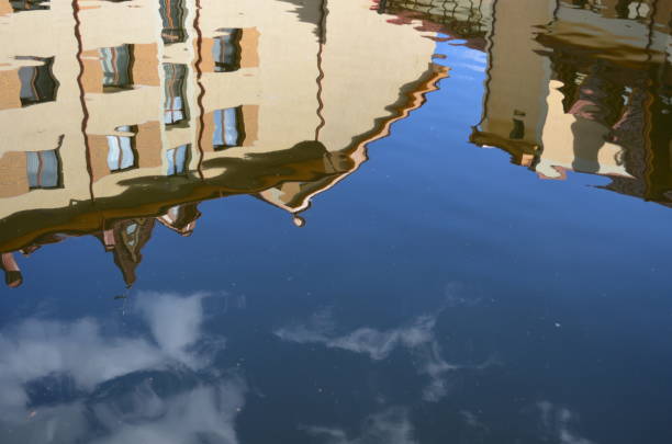 reflexão do edifício na água. - window reflection - fotografias e filmes do acervo