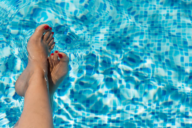 красивые женские ноги в бассейне - swimming pool sensuality women sex symbol стоковые фото и изображения