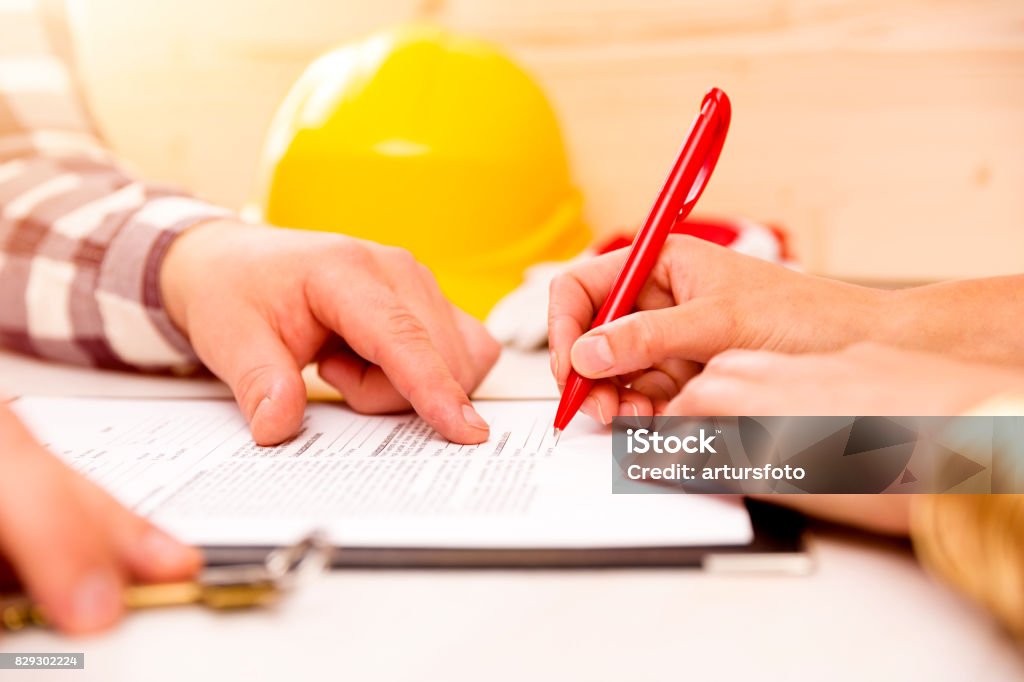 Frau Unterzeichnung Bauvertrag mit Auftragnehmer ein Haus bauen - Lizenzfrei Baugewerbe Stock-Foto