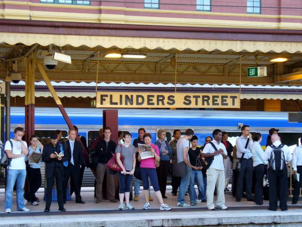 grupo de pessoas em pé na plataforma da estação flinders street, esperando o trem. - melbourne tourist people traveling women - fotografias e filmes do acervo