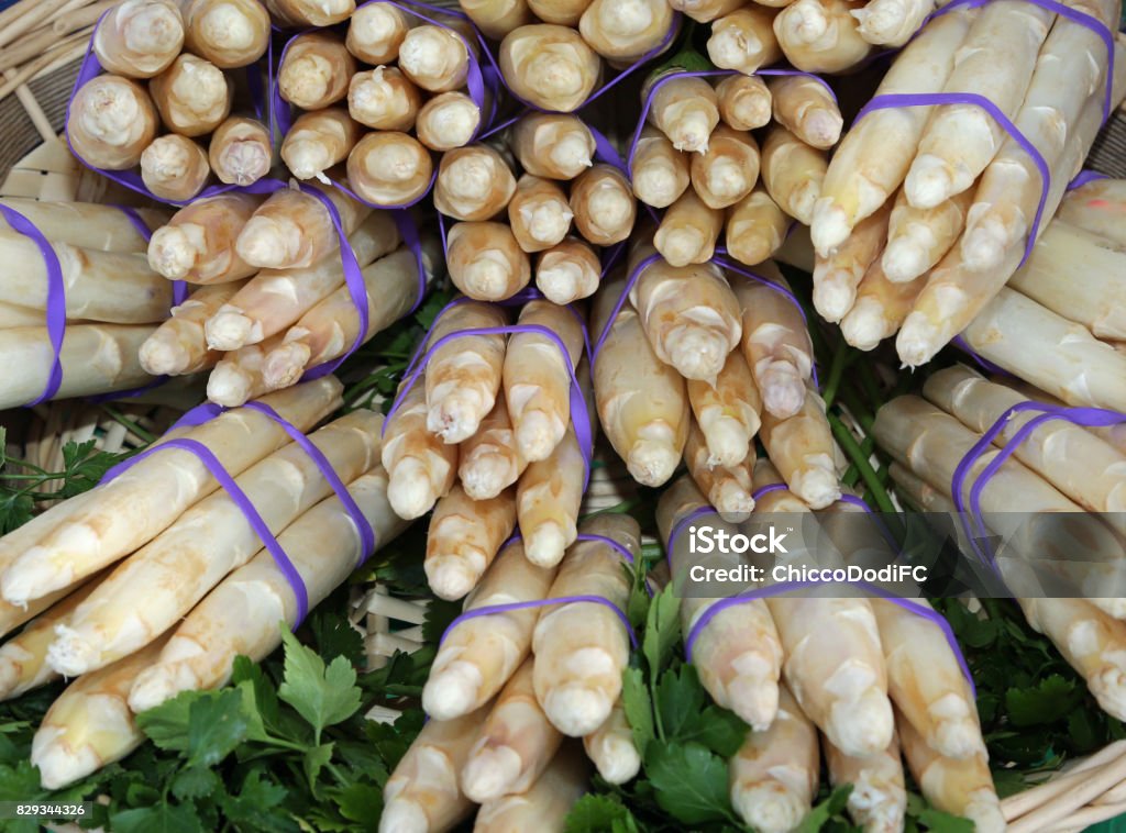 asparagi bianchi in vendita nel negozio di alimentari - Foto stock royalty-free di Asparago bianco