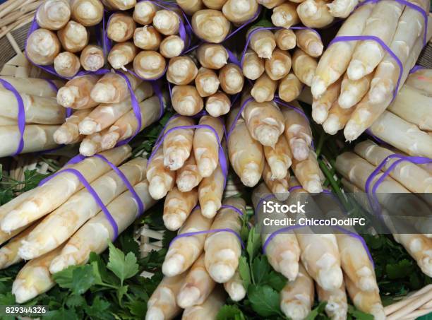 Asparagi Bianchi In Vendita Nel Negozio Di Alimentari - Fotografie stock e altre immagini di Asparago bianco