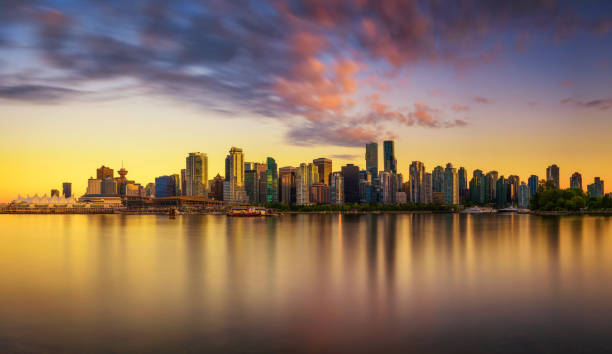 horizonte del atardecer de vancouver centro de stanley park - coastal city fotografías e imágenes de stock