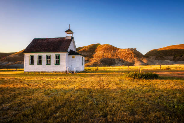 puesta de sol sobre la vieja iglesia en la ciudad fantasma de dorothy - dorothy fotografías e imágenes de stock