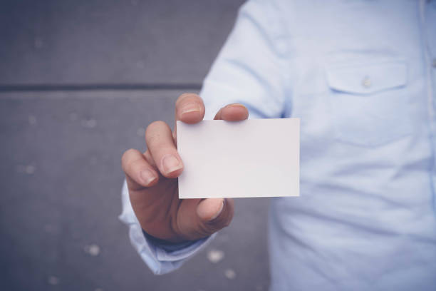 hand halten leere weiße karte modell - template business business card holding stock-fotos und bilder