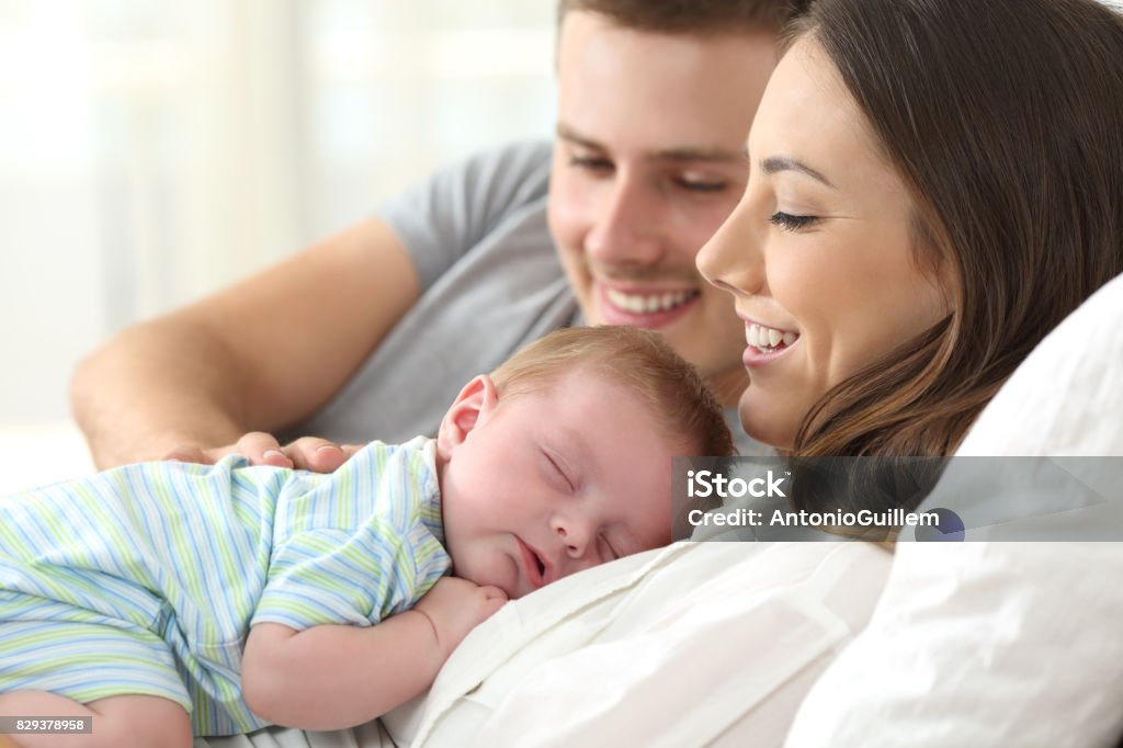 Eltern, die gerade ihr Baby schlafen - Lizenzfrei Neugeborenes Stock-Foto