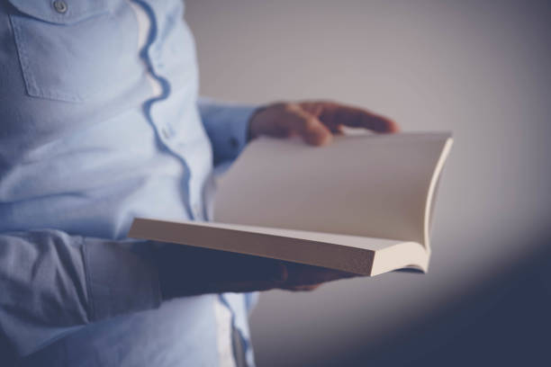 hand opening blank white booklet mockup - book photo album publication open imagens e fotografias de stock