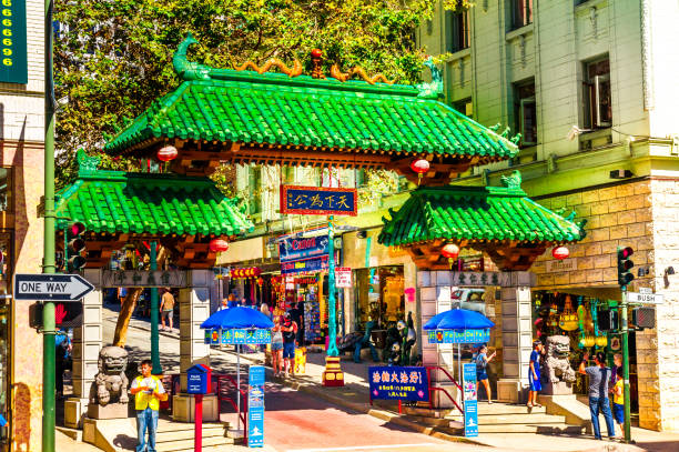 dragons gate on grant avenue at bush street in chinatown, san francisco. the oldest chinatown in north america and the largest chinese community outside asia. - san francisco bay area community residential district california imagens e fotografias de stock