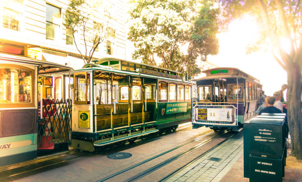 coches de cable famosos en powell y mercado estación giratoria en san francisco, california. tren de la línea powell-hyde. foto con look vintage - golden gate bridge audio fotografías e imágenes de stock