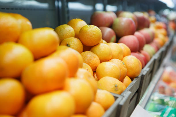 istock Orange box on sale in fruit shop 829392320