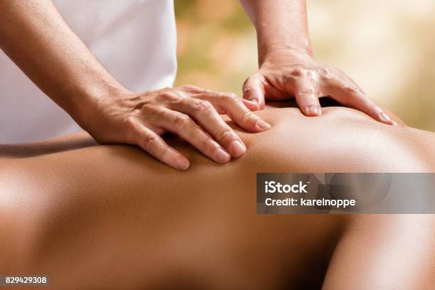 Detalle Del Terapeuta Las Manos En La Espalda Femenina Foto de stock y más banco de imágenes de Dar masajes