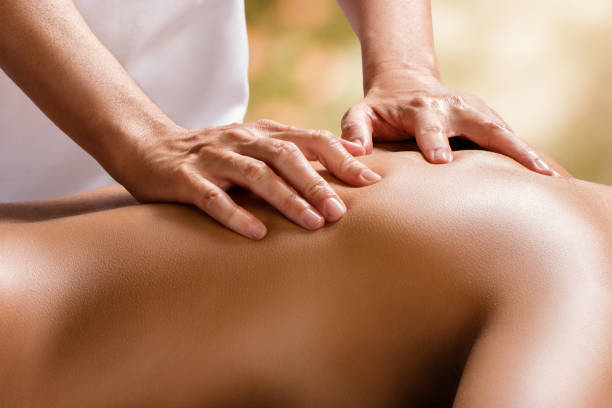 szczegóły terapeuty ręce na kobiece plecy. - alternative medicine massaging spa treatment back zdjęcia i obrazy z banku zdjęć