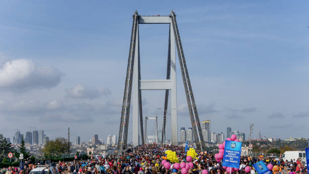 pessoas a atravessar a ponte durante a maratona de istambul de vodafone. - healthy lifestyle turkey sport marathon - fotografias e filmes do acervo