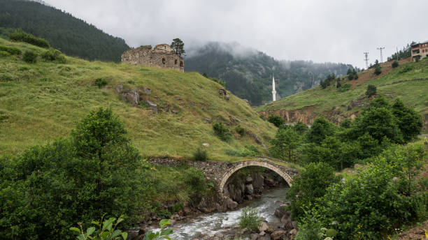 minare eski yunan kilisesi ile bir kemer köprü görünümünü. giresun - türkiye - giresun stok fotoğraflar ve resimler