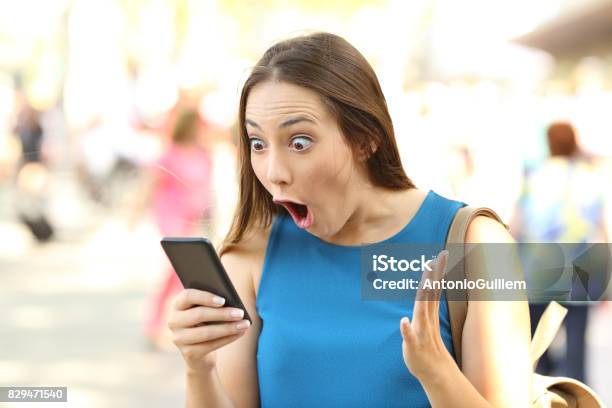 Erstaunt Frau Schockierende Nachricht Empfangen Stockfoto und mehr Bilder von Überraschung - Überraschung, Handy, Humor