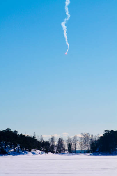 emergency rocket on ice - distress rocket imagens e fotografias de stock