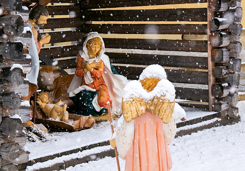 Pesebre de Navidad, angel con cordero en la nieve photo
