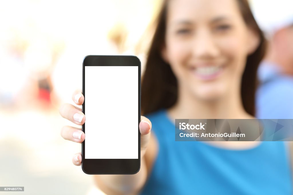 Mujer mostrando una pantalla en blanco vertical - Foto de stock de Teléfono libre de derechos