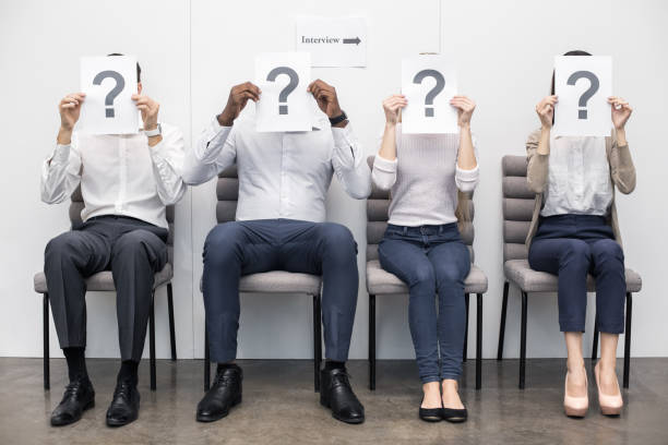 persone in attesa del concetto di colloquio di lavoro - job search unemployment sign holding foto e immagini stock