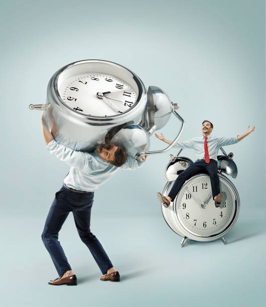 화이트에 시계와 사업가의 콜라주 - focus on foreground alarm clock deadline time 뉴스 사진 이미지