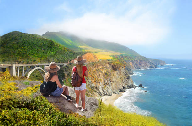 amigos buscando en el paisaje de montaña de verano hermoso, el ir de excursión viaje - bixby bridge fotografías e imágenes de stock