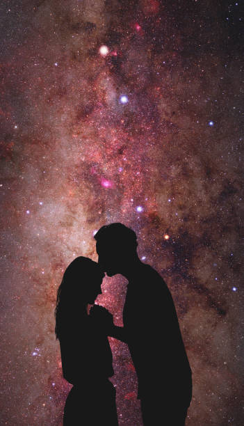 silhouetten von einem jungen ehepaar unter dem sternenhimmel. meine astronomie-arbeit. - face to face twilight togetherness vertical stock-fotos und bilder