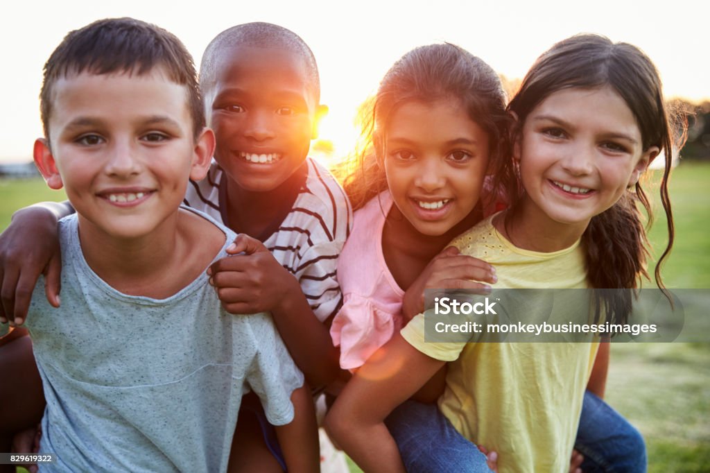 Retrato de sorrindo jovens amigos pegando carona ao ar livre - Foto de stock de Criança royalty-free