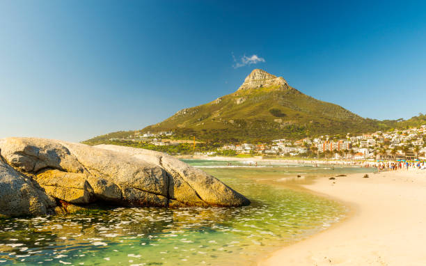 camps bay beach, na cidade do cabo, áfrica do sul - cape town beach crowd people - fotografias e filmes do acervo