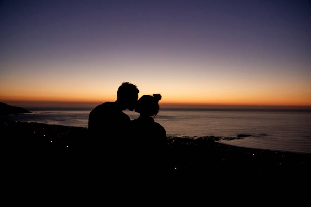 Pareja Besándose En El Mar Al Atardecer En Una Playa Silueta Foto de stock y más banco de imágenes de 20 a 29 años - iStock Pareja Besándose En El Mar Al Atardecer En Una Playa Silueta Foto de stock y más banco de imágenes de 20 a 29 años - iStock