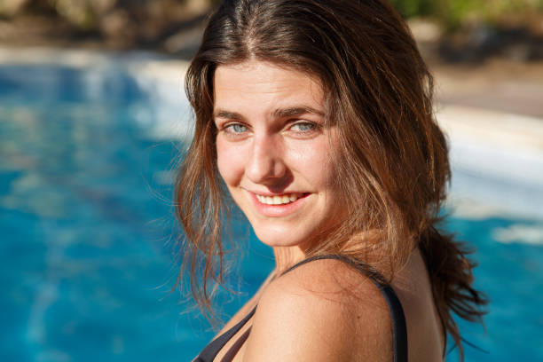 istock Smiling woman in pool 829633612