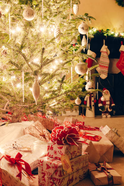 istock Holiday Christmas tree and presents 829634658