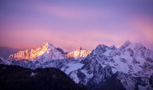 rosa über die gipfel - verbier, kanton wallis, schweiz, europa - magic hour stock-fotos und bilder