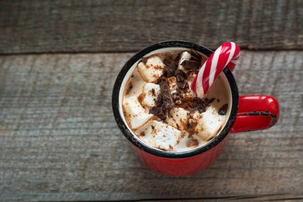 weihnachts-drink. heiße schokolade mit marshmallows und zuckerstangen auf dem hölzernen hintergrund. heißer kakao mit marshmallows. neues jahr. weihnachtskarte. rustikalen stil. hautnah. - comfort food high angle view directly above close up stock-fotos und bilder