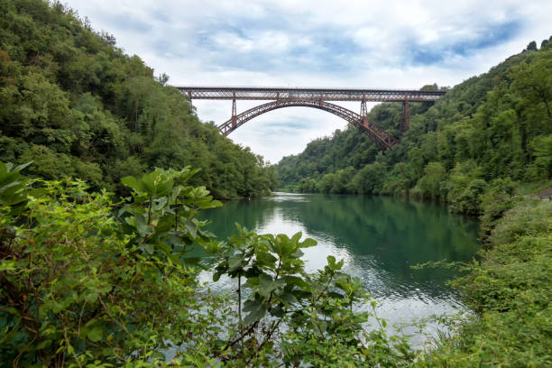 fiume adda, ponte san michele, lombardie - river adda photos et images de collection