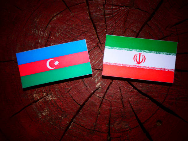bandera de azerbaiyán con bandera iraní en un tocón de árbol aislado - azerbaiyán fotografías e imágenes de stock