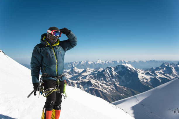 profesjonalny przewodnik - wspinacz na pokrytym śniegiem szczycie śpiącego wulkanu elbrus - on top of mountain peak success cold zdjęcia i obrazy z banku zdjęć