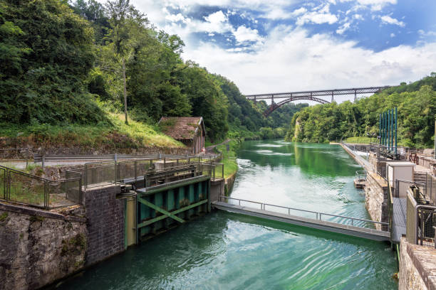 diga sul fiume adda em lombardia - river adda - fotografias e filmes do acervo