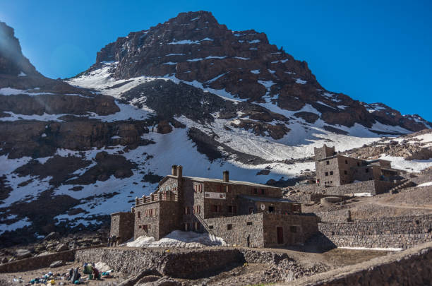 parco nazionale di toubkal in primavera con monte, copertura di neve e ghiaccio, refuge toubkal, punto di partenza per un'escursione a jebel toubkal, - la vetta più alta delle montagne dell'atlante e del marocco - stream river water spring foto e immagini stock