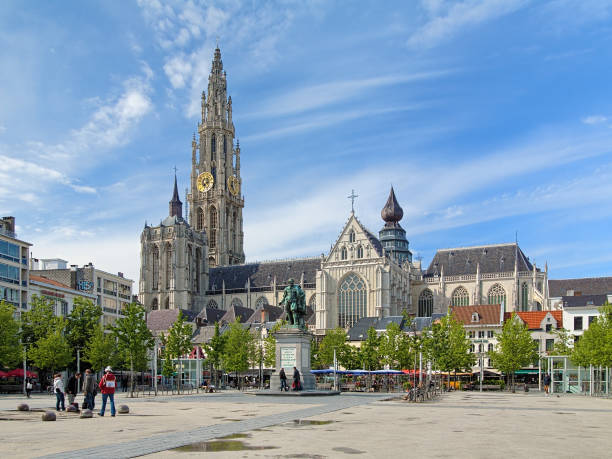 собор богоматери и статуя петра пауля рубенса в антверпене, бельгия - cathedral of our lady стоковые фото и изображения