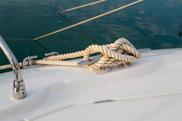 zbliżenie liny węzeł morski związany wokół palika na łodzi lub statku, łódź cumowania liny. - moored nautical vessel tied knot sailboat zdjęcia i obrazy z banku zdjęć