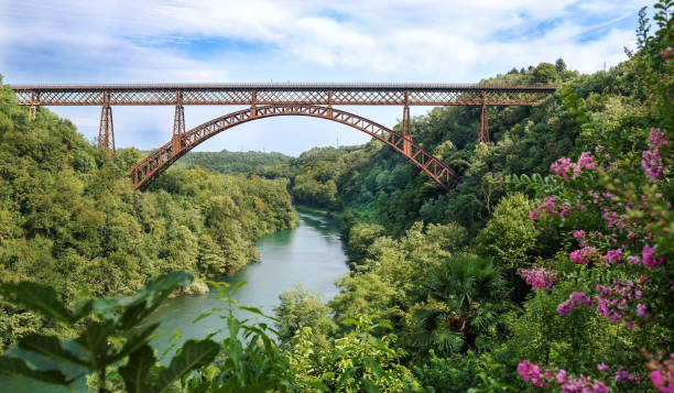 fiume adda, ponte san michele, lombardia - river adda - fotografias e filmes do acervo