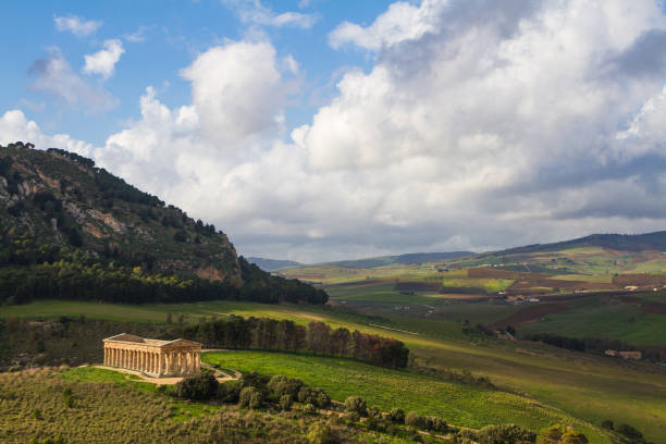 시칠리아와 고 대 그리스 사원 segesta 고고학 지역, 이탈리아에서에서의 풍경입니다. - segesta 뉴스 사진 이미지