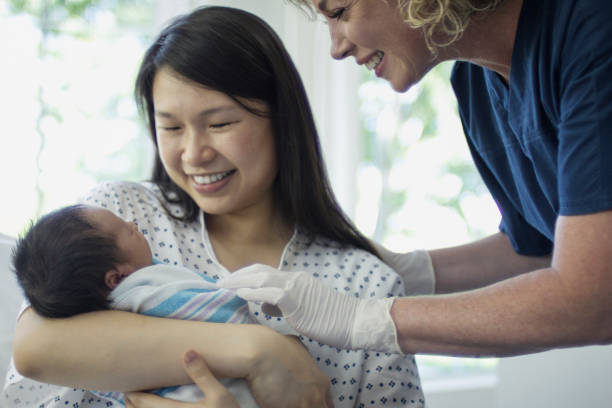 pierwszy raz mama - male nurse nurse hospital ward hospital zdjęcia i obrazy z banku zdjęć