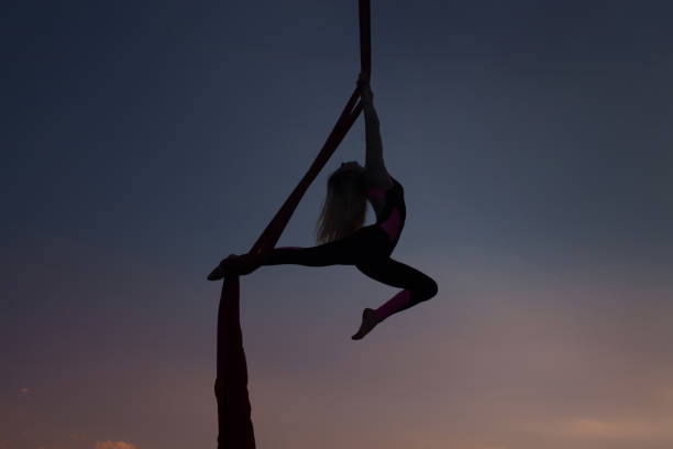 silhouette einer frau acrobat. - artist young adult artists canvas adult stock-fotos und bilder